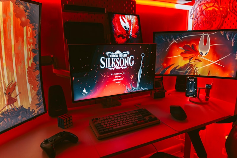 Setup gaming con monitor e arte di gioco