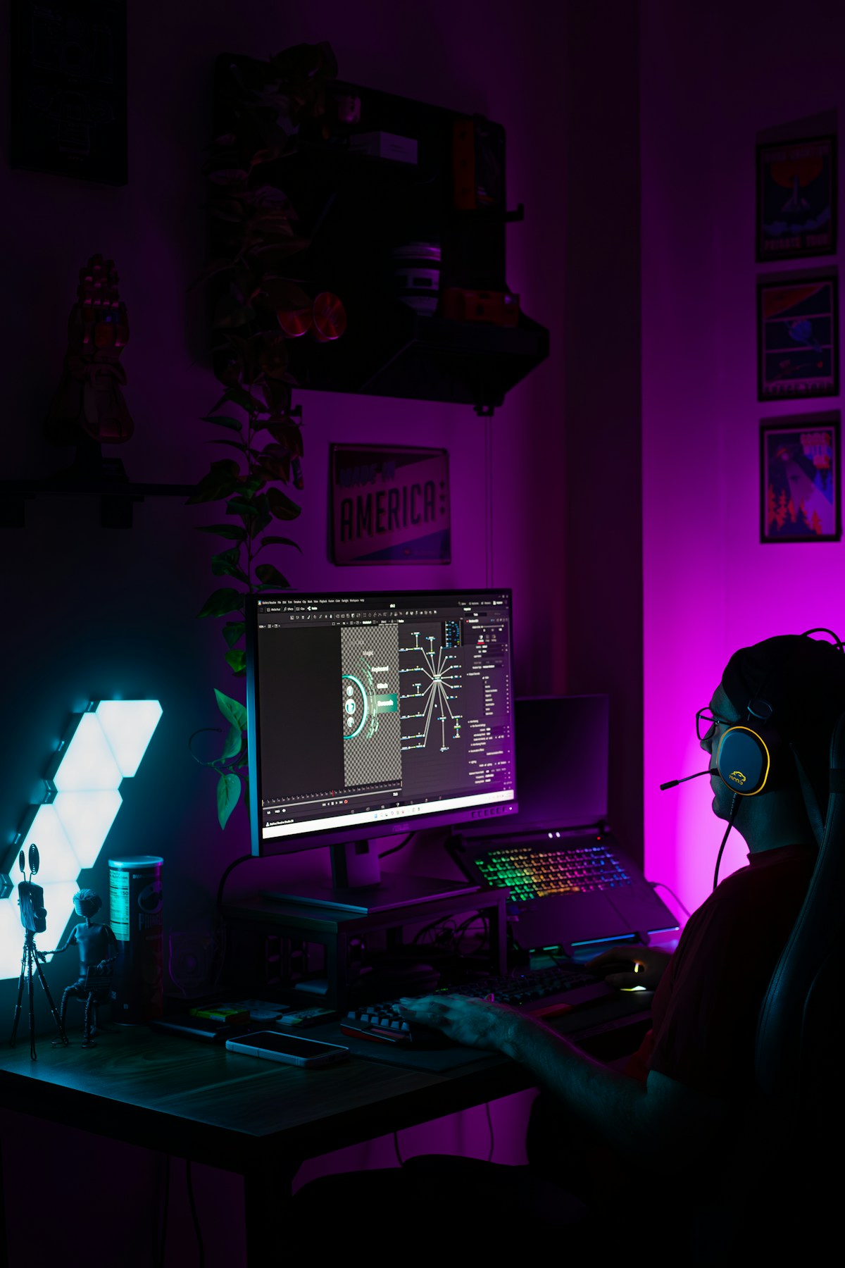 Giocatore al PC con tastiera RGB e monitor — setup gaming