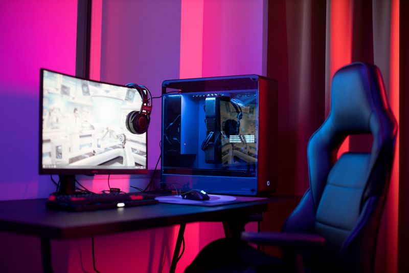 Setup PC gaming con luci neon colorate